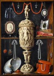 Um armário com objetos de arte