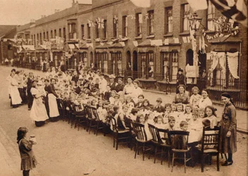 Uma festa de chá infantil em East End Street, em Londres, para celebrar o Tratado de Versalhes em t