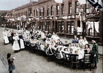 Uma festa de chá infantil em East End Street, em Londres, para celebrar o Tratado de Versalhes em t