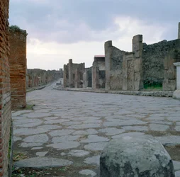 Uma estrada romana de paralelepípedos em Pompéia, Itália