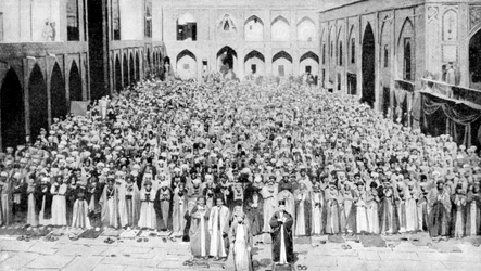 Uma congregação enfrenta a sagrada Kaaba na mesquita de Meca, na Arábia Saudita, 1922