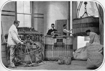 Um canto de uma fábrica de balões de ar quente, Londres, c1903 1903
