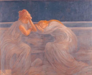 Um casal de mulheres vestindo vestidos azuis e cinza dorme à noite, inclinando-se sobre uma balaustrada e sentado em um banco