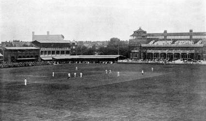 Uma partida de críquete em andamento no Lords cricket ground, Londres, 1912