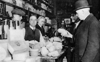 Um cliente inspeciona um haggis, Londres, 1926-1927