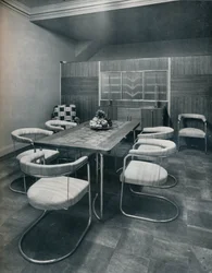 Uma suíte de sala de jantar, com mesa e cadeiras de tubo de aço. Por Practical Equipment Ltd., de Londres,