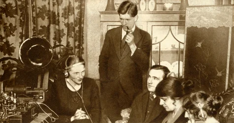 Uma família ouvindo os resultados das eleições gerais de 1923, 1935.