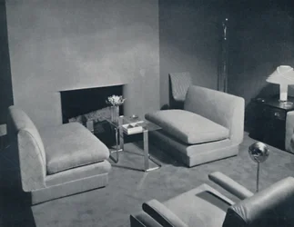 Um grupo junto à lareira em uma sala projetada por Russel Wright, 1935