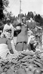 Um mercado de alimentos em Darjeeling, Bengala Ocidental, Índia, c1910