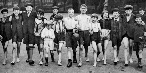 Um grupo de remadores de verão em direção ao Serpentine, Londres, 1926-1927