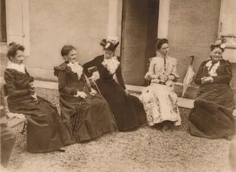 Um grupo de mulheres conversando, 1937
