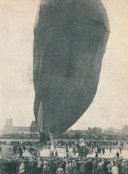 Um balão enorme foi necessário para a subida do Professor Piccards, c1936 c1937