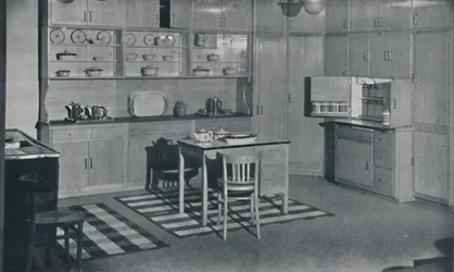 Uma cozinha organizada e equipada pela Heal & Son, Ltd. de Londres, 1942