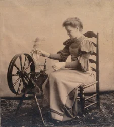 Uma senhora em uma roda de giro c1900