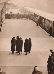 Um grupo solitário de enlutados da realeza: Queen Mary with the Princess Royal, 1936.