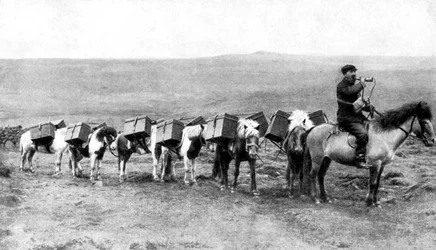 Uma caravana de correio atravessando as planícies da Islândia, Islândia, 1922