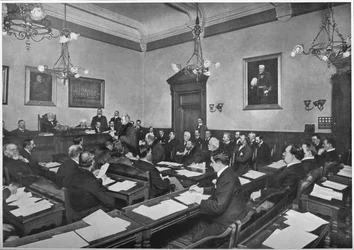 Uma reunião do Hammersmith Borough Council, c1903 1903