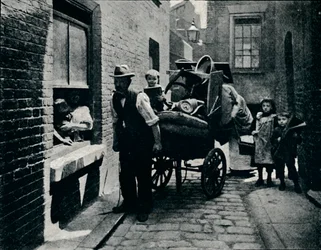 Uma mudança em Slumopolis, Londres, c1901 1901