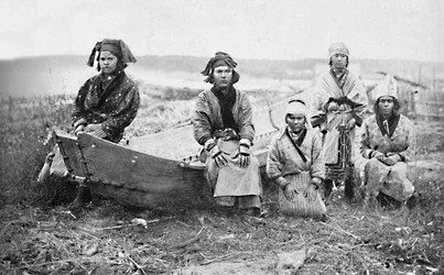 Uma festa de mulheres Ainu, Monbetsu, Hokkaido, Japão, 1902