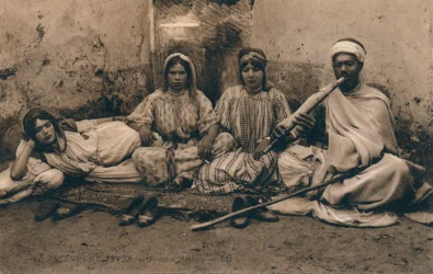 Uma fotografia que descreve o povo árabe tradicional, c1909