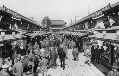 Uma fila de lojas em Asakusa, Tóquio, século 20
