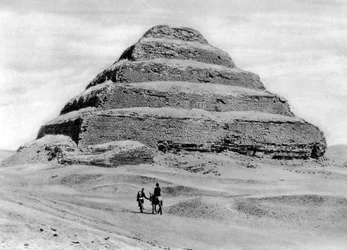 Uma pirâmide de degraus fora do Cairo, Egito, c1920s