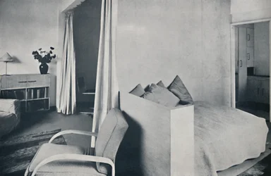 Uma sala de estúdio em um dos apartamentos da Isokon Lawn Road, Hampstead, Londres, 1936
