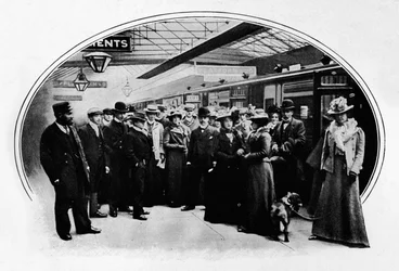 Uma companhia teatral começando em turnê, Euston Station, Londres, c1900 1901