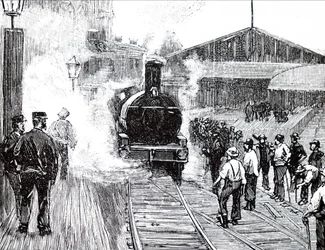 Um comboio a sair da estação de comboios de Plymouth.