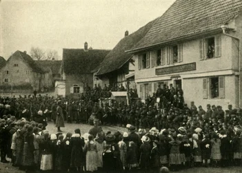 Uma vila na Alsácia é ocupada por tropas francesas, Primeira Guerra Mundial, c1915, c1920.