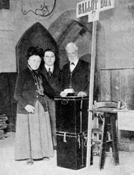 Uma mulher gravando seu voto nas urnas, c1922