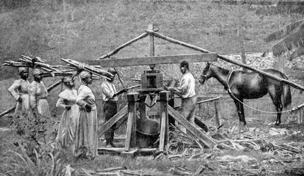 Um moinho de madeira para britagem de cana-de-açúcar, West Indies, 1922