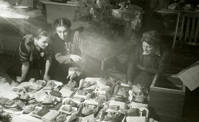 Atrizes do Moscow Art Theatre preparando presentes para o Exército Vermelho, URSS, 1943