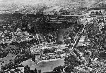 Vista aérea do Palácio de Buckingham, Londres, 1926-1927