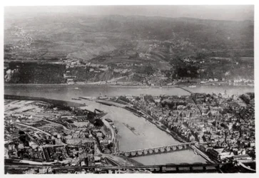 Vista aérea de Coblença, Reno-Palantinato, Alemanha, de um Zeppelin, c1931 1933