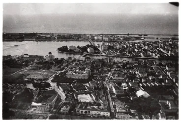 Vista aérea de Recife, Brasil, de um Zeppelin, 1930 1933