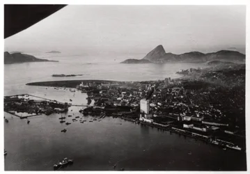 Vista aérea do Rio de Janeiro, Brasil, de um Zeppelin, 1930 1933