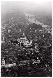 Vista aérea da Catedral de St Pauls, Londres, de um Zeppelin, 1931 1933