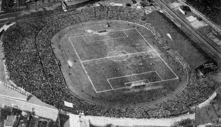 Vista aérea da ponte de Stamford, estádio do Chelsea Football Club, Londres, c1922