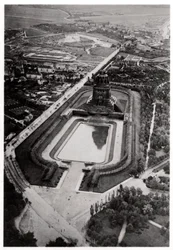 Vista aérea de Volkerschlachtdenkmal, Leipzig, Alemanha, de um Zeppelin, c1931 1933
