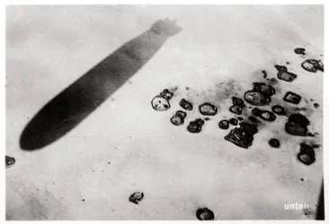 Vista aérea de um povoado no deserto, com a sombra projectada por um Zeppelin, 1931 1933