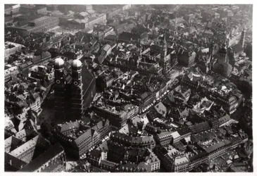 Vista aérea da Frauenkirche, Munique, Alemanha, de um Zeppelin, c1931 1933