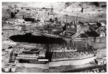 Vista aérea da mesquita de Muhammad Ali Pasha, Cairo, Egito, de um Zeppelin, 1931 1933