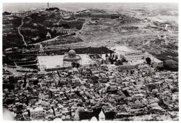 Vista aérea da mesquita de Omar, Jerusalém, Palestina, de um Zeppelin, 1931 1933