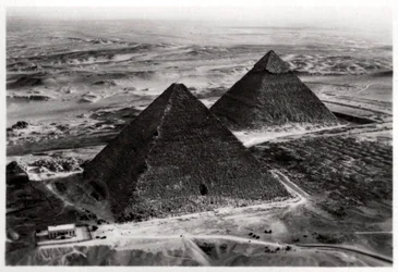 Vista aérea das pirâmides de Gizé, Egipto, a partir de um Zeppelin, 1931 1933