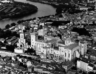 Vista aérea do Palácio dos Papas (1335-1355) e da Cathedrale Notre Dame des Doms (Notre-Dame-des-Doms) (século XII). Avignon, Vaucluse