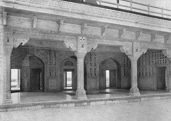 Agra. Um quarto na Jasmine Tower, c1910.