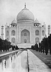 Agra. O Taj Mahal perto da vista, c1910.