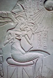 Akhenaton segurando uma de suas filhas