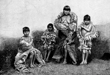 Alakaluf Fuegians, vestidos com peles de guanaco, Chile, 1895